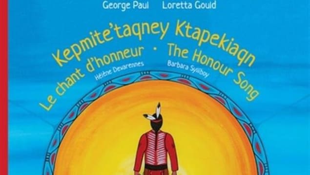 Une illustration de la page couverture du livre: un Mi'kmaq de dos avec un tambour devant un immense soleil.