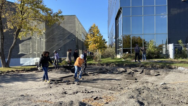 L'opération de désasphaltage dans le stationnement d’un CLSC du boulevard Taschereau, à Brossard, à l'automne 2022.