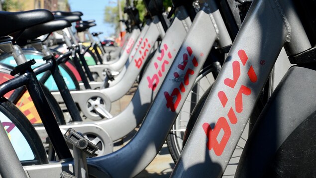 Des vélos BIXI vus de près, dans une station.