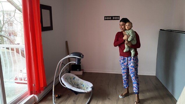 Magda Ciné et son bébé, dans son appartement de Pointe-aux-Trembles.