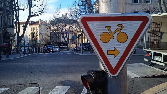 Le panneau « Cédez-le passage cycliste au feu rouge ».