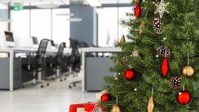 Un arbre de Noël dans un espace de travail.