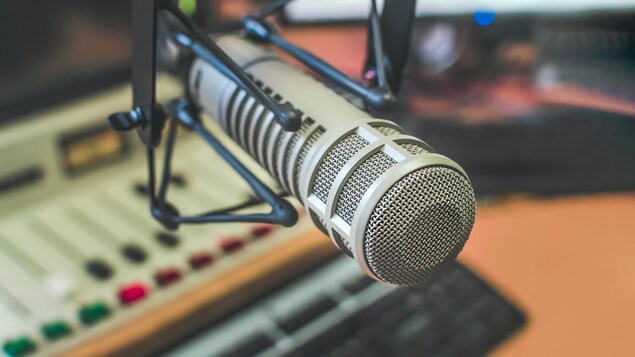 Un micro de radio.