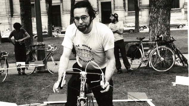 Robert Silverman sur un vélo.