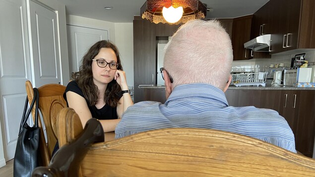 La Dre Katerine Rousseau, gérontopsychiatre, discute avec un patient à son domicile.