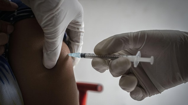 Une femme reçoit un vaccin.