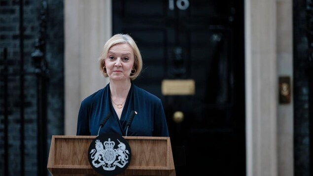 Liz Truss, la mine basse, annonce sa démission devant le 10 Downing Street. 