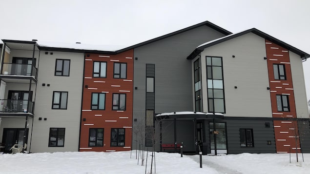 Un immeuble de logements en hiver.