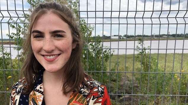 Annie Desjardins pose souriante.