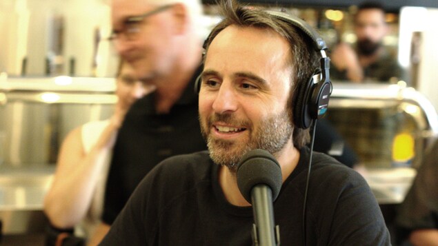 Louis-José Houde enregistre un monologue spécial de 30 minutes pour la chaine de vidéos sur demande Netflix.