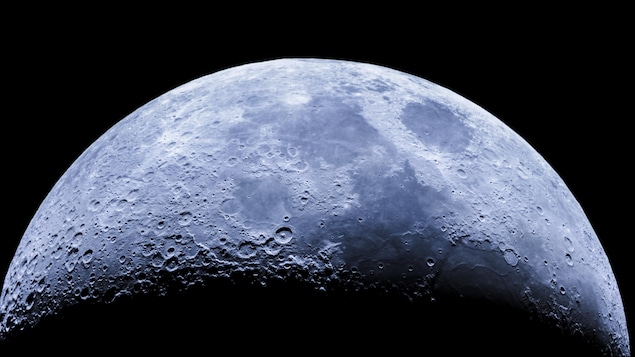 Gros plan d'un croissant de lune et des détails des cratères à sa surface vu de l'hémisphère sud