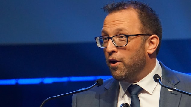 Daniel Côté s'exprime sur la scène derrière un lutrin.