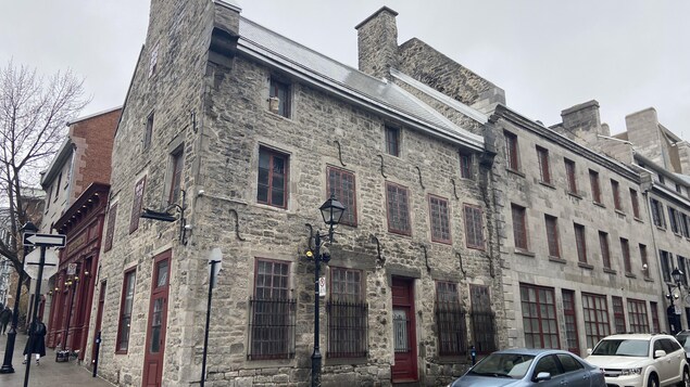 Un bâtiment de trois étages en pierre datant du XVIIIe siècle.