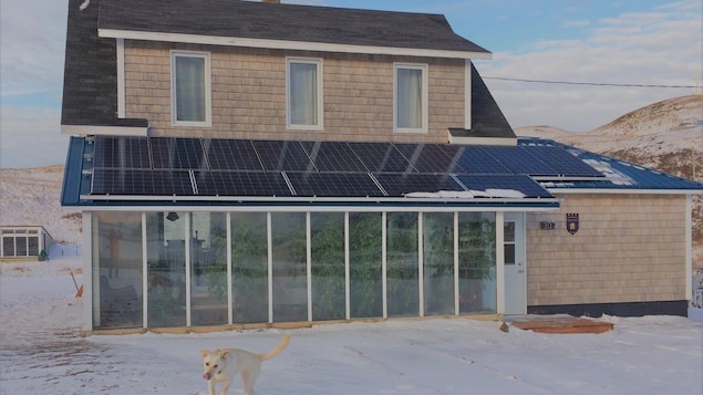 Une maison avec des panneaux solaires sur son toit
