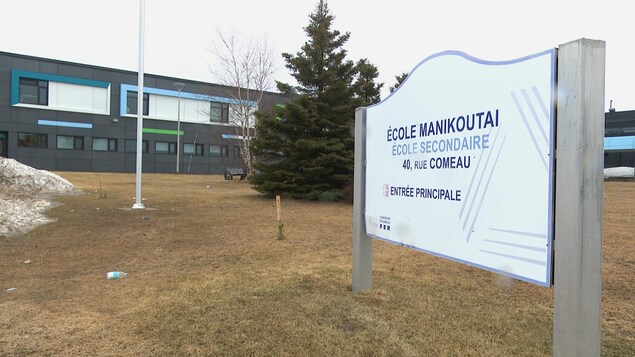 École secondaire Manikoutai, au printemps.