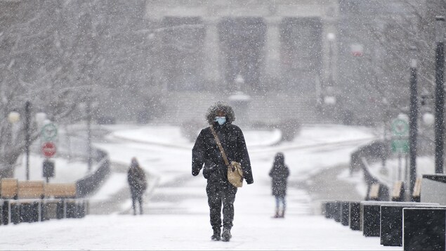 Des étudiants marchent sur le campus de l'Université McGill par un jour d'hiver.