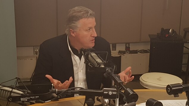 L'invité devant un micro dans le studio de Sur le vif à Ottawa
