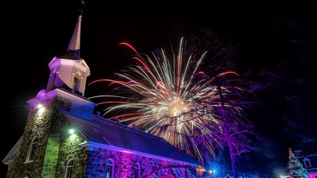 Marché de noël de la Jacques-Cartier, du 1 au 10 décembre 2017
Photo de nuit. On y voit une église et des feux d'artifices. Marché de noël de la Jacques-Cartier, du 1 au 10 décembre 2017
Photo de nuit. On y voit une église et des feux d'artifices.