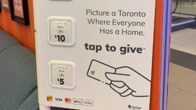 L'organisme Fred Victor a installé un terminal de paiement dans un centre commercial de Toronto pour encourager les gens à faire des dons.