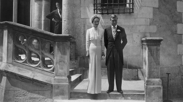 Édouard, duc de Windsor, et sa femme Wallis Simpson lors de leur mariage au château de Condé, en France, en juin 1937