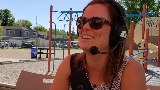 Marie-Claude McDonald, souriante, en entrevue dans la cour de l'École Précieux-Sang
