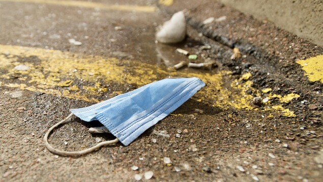 Un masque abandonné dans la rue.