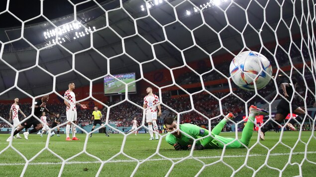 هدف الكندي ألفونسو دايفيس يهزّ الشباك الكرواتية أمس بعد 68 ثانية من بدء المباراة، ويبدو حارس المرمى الكرواتي منبطحاً أرضاً.