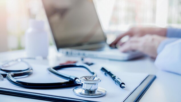 Un stéthoscope et médecin utilisant un ordinateur portable.