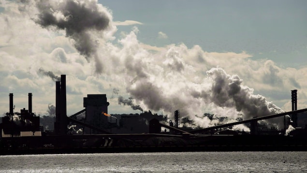 Des aciéries polluantes de Hamilton au bord de l'eau.