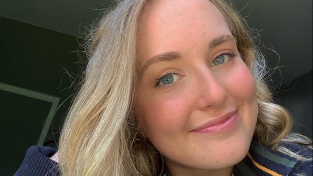 Égoportrait d'Ayla Thurston, souriante.