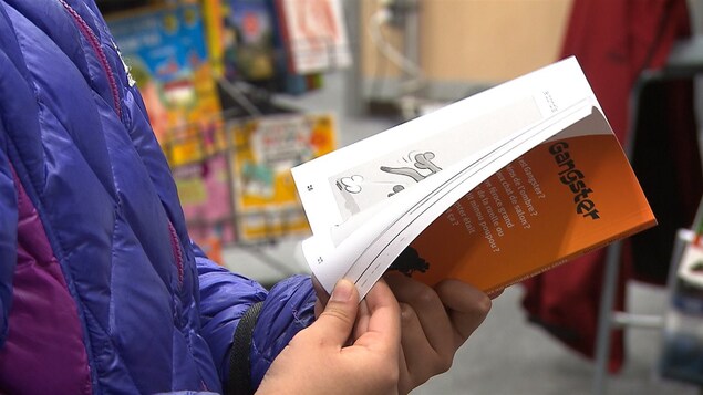 Une enfant en pleine lecture dans un Salon du livre
