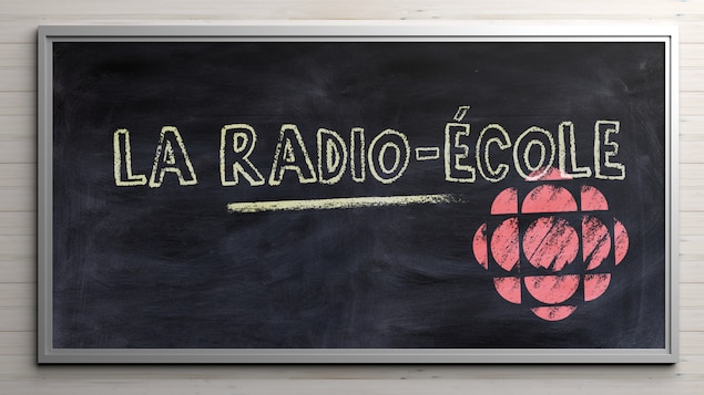 Illustration d'un tableau noir avec la molécule Radio-Canada dessinée à la craie.