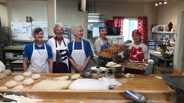 Les employées de la boulangerie Paul's Bakery. De gauche à droite : Elisa Rantala, Linda Ruhanen, Maarit Tanninen, Faaron McLean Koski, Shayna Lemay.