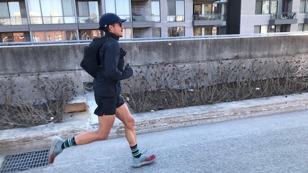 Un athlète court dans les rues de Montréal. 