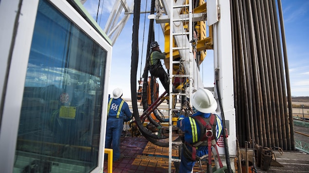 Des travailleurs s'activent sur le site d'un puits de gaz naturel en Colombie-Britannique.