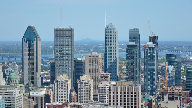 Une vue aérienne montre des gratte-ciel à Montréal.