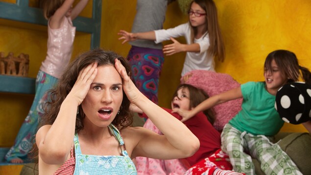 Une femme qui se prend la tête devant des enfants turbulents.