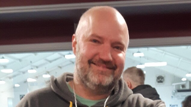 Un portrait de Michel Durand-Wood où l'on voit grandement son visage souriant.