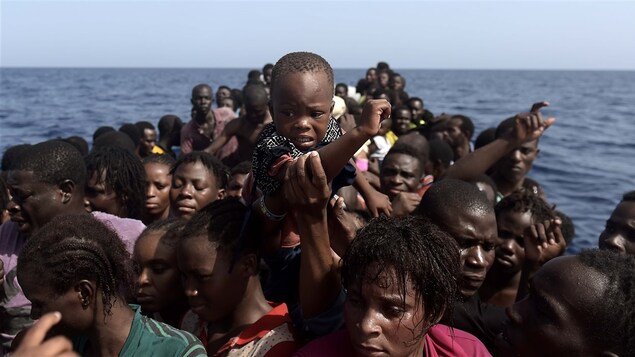 Des migrants, dont des enfants, sur un bateau.