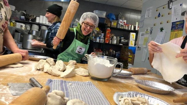 Dans une cuisine collective, Mireille brandit un rouleau à pâte. Elle est allée faire des pâtés ce matin avec toute une équipe de l’organisme Lefilon
