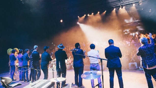 Des artistes de dos saluent le public sur la scène du nouveau théâtre parisien Le 13ème Art, le 26 septembre Des artistes de dos saluent le public sur la scène du nouveau théâtre parisien Le 13ème Art, le 26 septembre