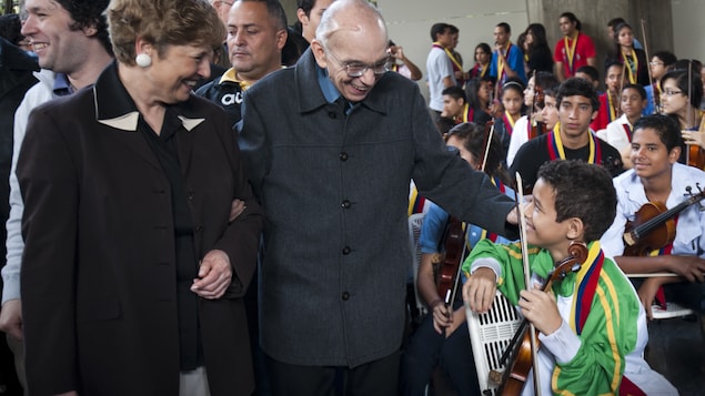 José Antonio Abreu, au centre, en compagnie de la directrice de l'Orchestre philharmonique de Los Angeles, Deborah Borda, à gauche, et un jeune musicien vénézuélien, en 2012.