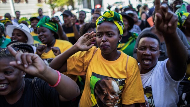 Des partisans du nouveau président sud-africain, Cyril Ramaphosa, le 15 février 2018, au Cap, portent les couleurs de l'ANC.