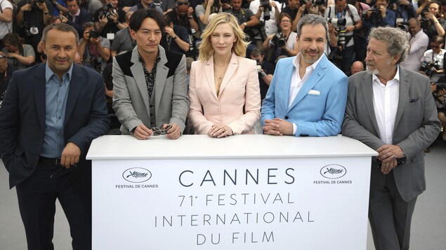 De gauche à droite : Andrey Zvyagintsev, Chang Chen, Cate Blanchett, Denis Villeneuve, et Robert Guediguian lors d'une séance photo au Festival de Cannes 2018.