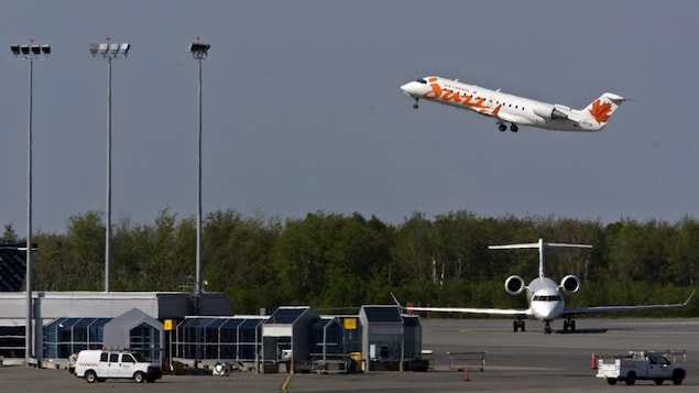 Un avion d'Air Canada Jazz décolle de l'aéroport de Halifax, en 2010