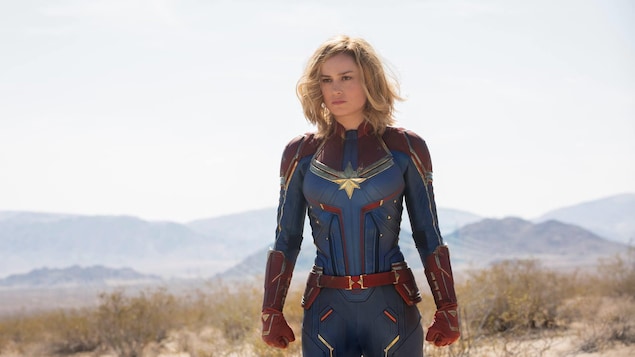 Brie Larson serre les poings sur fond de paysage désertique dans cette image tirée du film Captain Marvel, d'Anna Boden et Ryan Fleck.