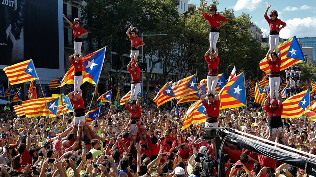 Des acrobates prennent par à une manifestation colorée à Barcelone.