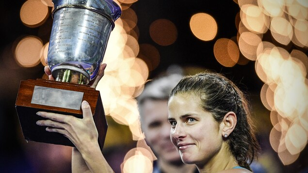La championne allemande de tennis Julia Görges tient le trophée qu'elle a remporté lors du tournoi de Moscou