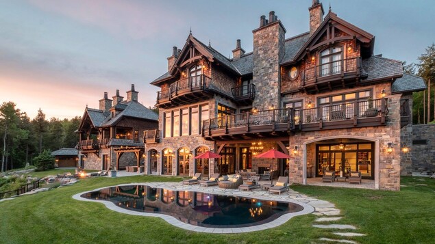 La luxueuse demeure de l'ex-hockeyeur Mario Lemieux devant un coucher de soleil. La luxueuse demeure de l'ex-hockeyeur Mario Lemieux devant un coucher de soleil.