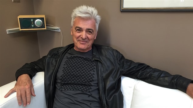Le chanteur Daniel Lavoie assis sur un canapé